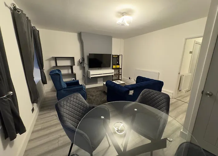 Stylish 2Br, Fast Wifi With Balcony